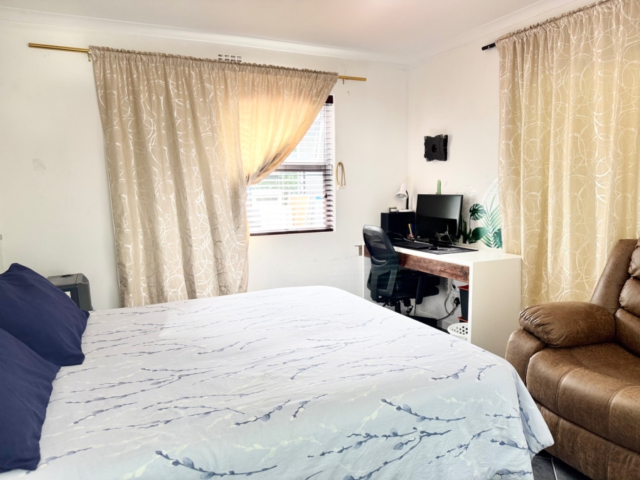  Bedroom Property for Sale in Lentegeur Western Cape